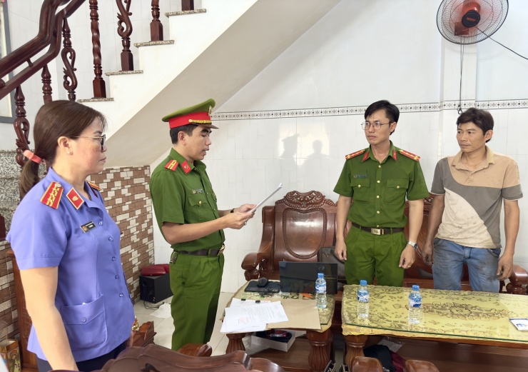 Cơ quan Cảnh sát điều tra Công an tỉnh Bạc Liêu đã tống đạt quyết định khởi tố bị can, lệnh cấm đi khỏi nơi cư trú đối với Trần Quang Thuận.