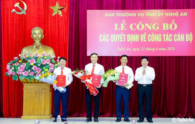 Phó Bí thư Thường trực Tỉnh uỷ Nguyễn Văn Thông trao các quyết định, tặng hoa chúc mừng 3 cán bộ được bổ nhiệm. Ảnh: Báo Nghệ An