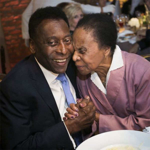 Rei do futebol Pelé e sua mãe. Foto: Sportnews