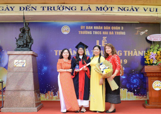 Nhi cùng cô giáo và mẹ trong ngày tổng kết năm học ở trường, hồi tháng 5. Ảnh: Nhân vật cung cấp