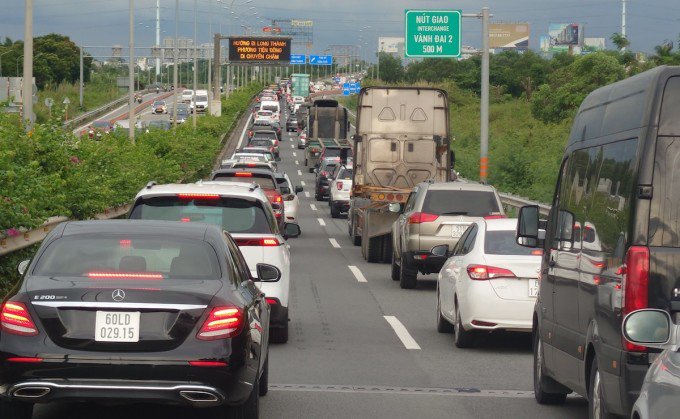 Dòng ôtô ùn tắc kéo dài trên cao tốc TP HCM - Long Thành - Dầu Giây. Ảnh: Đăng Khoa