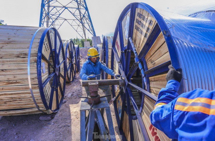 CLIP: Kéo cáp lên trụ điện cao chót vót 145m của đường dây 500kV - 7