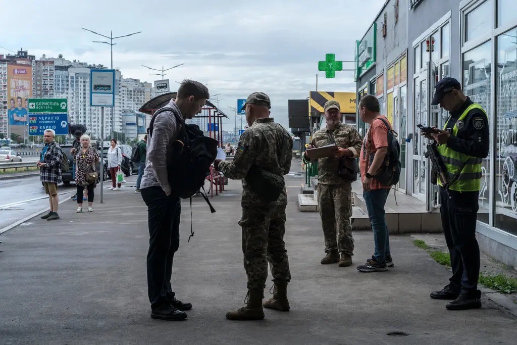 Các sĩ quan tuyển quân Ukraine làm việc trên đường (ảnh: New York Times)
