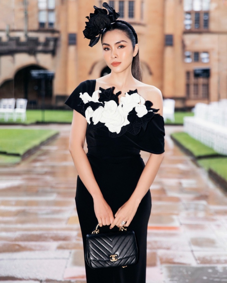 Trong một lần dự sự kiện thời trang, Tăng Thanh Hà tiếp tục ưu ái kiểu đầm hở vai.