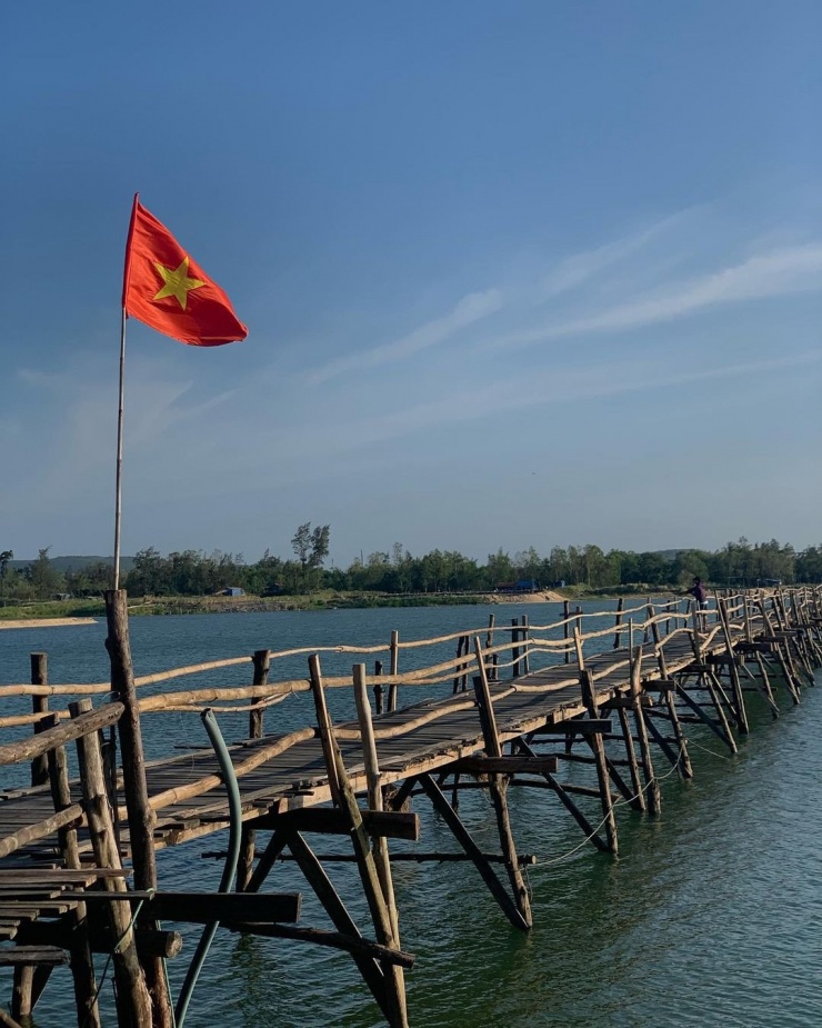 Cây cầu ở Phú Yên làm hoàn toàn từ gỗ, du khách &#39;thót tim&#39; lái xe băng qua - 3