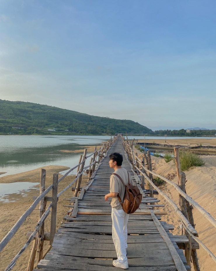 Cây cầu ở Phú Yên làm hoàn toàn từ gỗ, du khách &#39;thót tim&#39; lái xe băng qua - 7