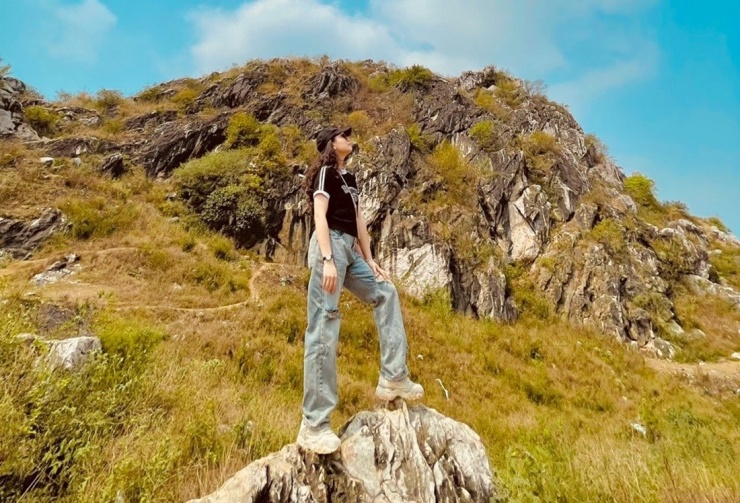 Núi Trầm có nhiều ngọn núi hình thù kỳ lạ.