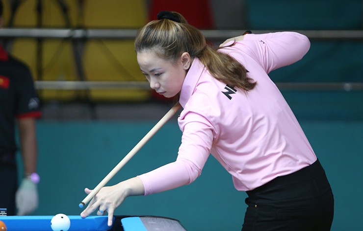 Đặc biệt, “nữ hoàng carom Việt Nam” Nguyễn Hoàng Yến Nhi cũng đã lọt vào top 16 bằng chiến thắng 7-1 trước Vũ Ngọc Kỳ Duyên. Các lượt trận vòng 16 và tứ kết nội dung pool nữ sẽ diễn ra trong ngày 24/6.&nbsp;