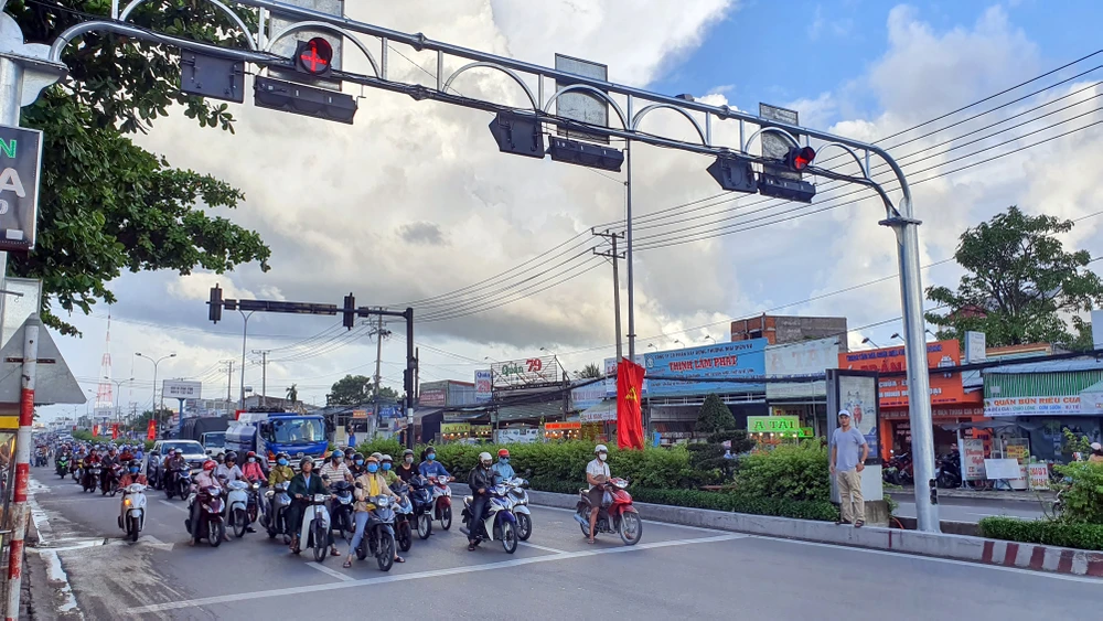 Dự thảo trình Quốc hội cho ý kiến đầu kỳ họp thứ 7 đề xuất tín hiệu đèn vàng phải dừng. Ảnh: C.ANH