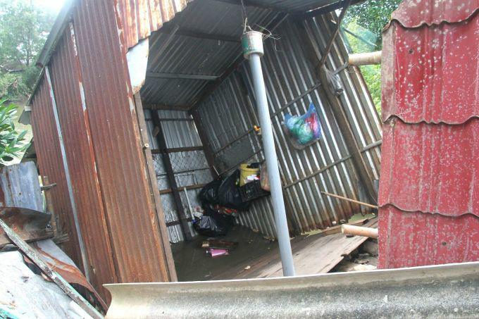 Một căn nhà bị hư hại do nạo vét lòng kênh. Ảnh: An Minh