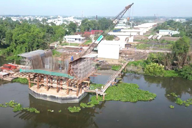 Tại công trình xây dựng cầu Bình Gởi, các nhà thầu đang thi công hạng mục mố, trụ ở cả 2 phía TP.Thuận An (Bình Dương) và huyện Củ Chi (TPHCM).
