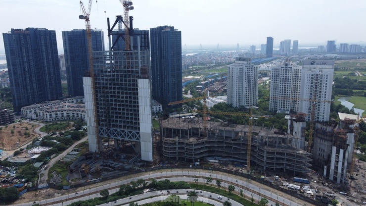 Dự án VietinBank Tower được khởi công với tổng vốn đầu tư 10.267 tỷ đồng vào năm 2010. Dự án được xây dựng trên diện tích khu đất gần 30.000 m2 trong Khu đô thị Ciputra với 2 tòa tháp. Tòa tháp thứ nhất cao 68 tầng được thiết kế và dùng làm trụ sở làm việc chính của VietinBank. Tòa tháp thứ hai cao 48 tầng. Tại thời điểm khởi công, dự án có chiều cao công trình cao thứ nhì tại Hà Nội.