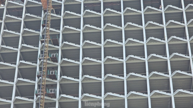 Hiện dự án VietinBank Tower có động thái mới, khi chủ đầu tư đang chống rỉ sét cho khối thép 