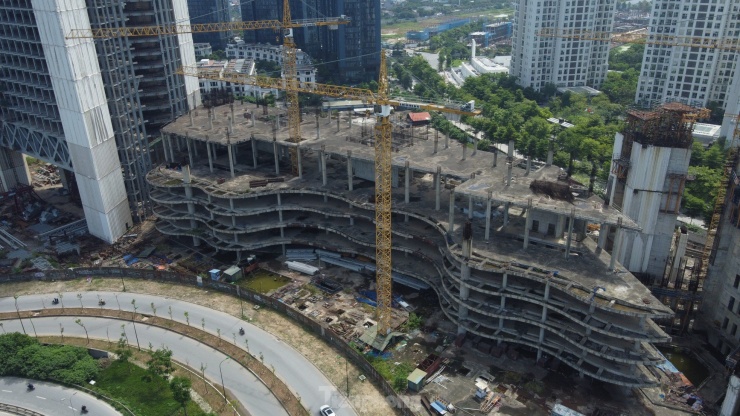 Phần đế nối 2 tòa tháp vẫn là khối bê tông bỏ hoang.