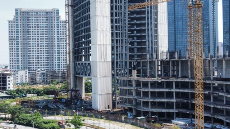 Liên quan đến dự án VietinBank Tower, Bộ Xây dựng trước đó có văn bản hướng dẫn VietinBank về việc điều chỉnh mức đầu tư dự án. Theo đó, Bộ Xây dựng cho biết, việc điều chỉnh tổng mức đầu tư xây dựng dự án VietinBank Tower áp dụng theo quy định theo khoản 2, Điều 9, Nghị định số 10 ngày 9/2/2021 của Chính phủ về quản lý chi phí đầu tư xây dựng.