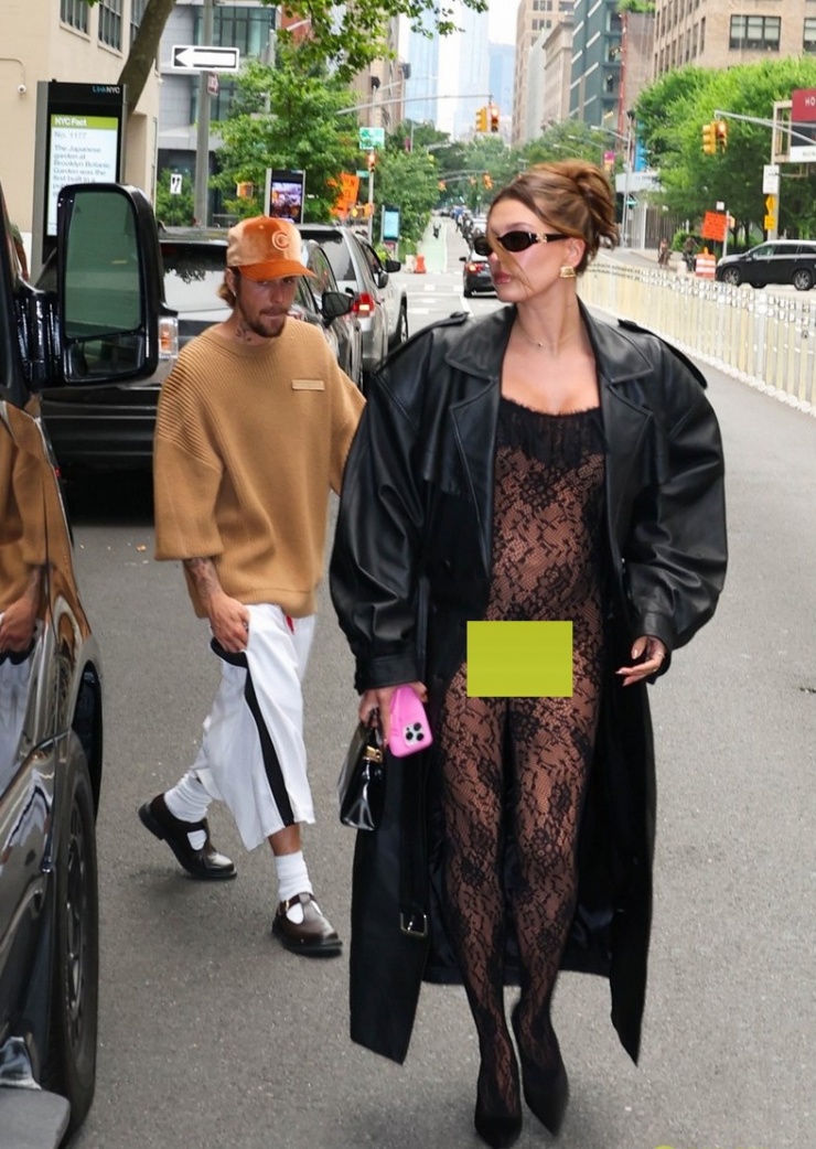 Vợ chồng Justin và Hailey Bieber gây chú ý trên đường phố New York cùng bạn bè hôm thứ Bảy.