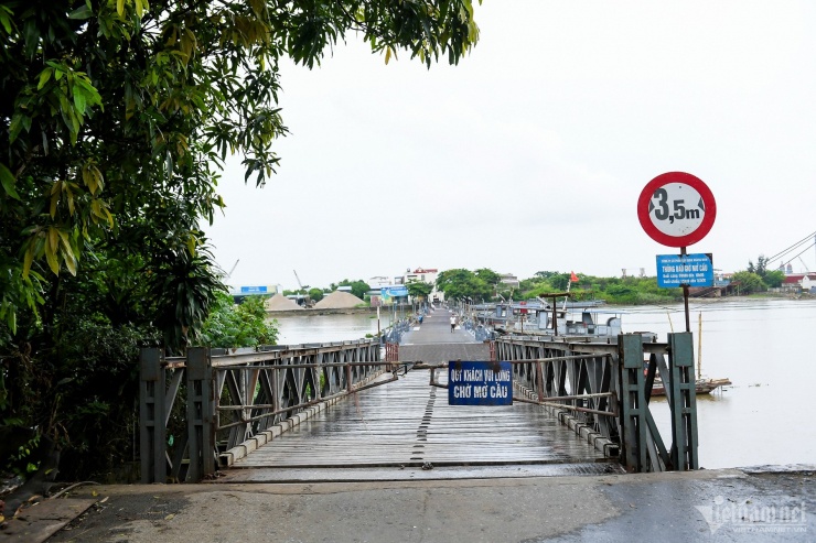 8h ngày 24/6, cầu phao Ninh Cường đã tạm dừng lưu thông do 1 dầm bị gãy.