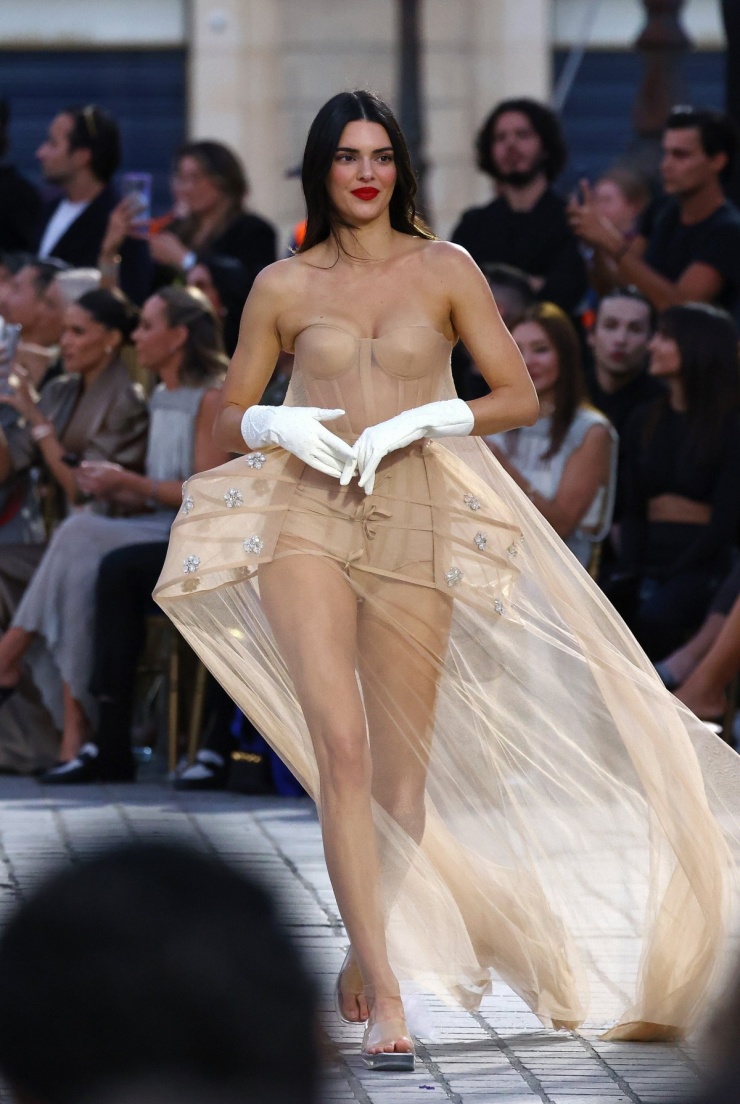 Trong show, Kendall Jenner còn catwalk với đầm xuyên thấu của Simone Rocha dành cho Jean Paul Gaultier, gồm áo nịt ngực hình nón, nhấn bằng chi tiết trang trí đính pha lê. Nhà thiết kế Ireland nói với Vogue: 