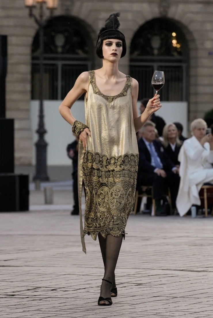Người mẫu Pháp Loli Bahia được chọn mở màn với đầm thập niên 1920 của Chanel thuộc bộ sưu tập Hè 1924.