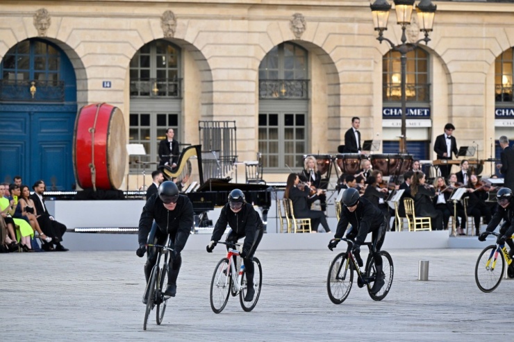 Vận động viên đua xe đạp của đội tuyển quốc gia Pháp trình diễn bên các người mẫu.