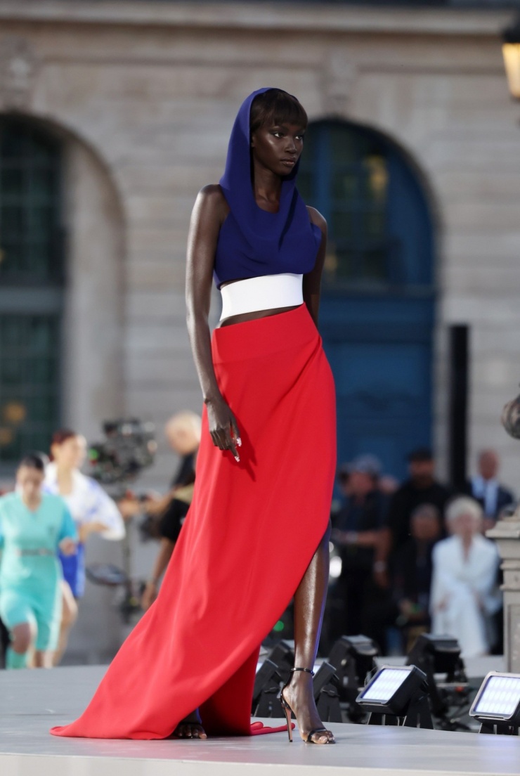 Năm 1989, nhà thiết kế nổi tiếng Azzedine Alaïa đã tung ra chiếc váy màu cờ xanh, trắng, đỏ nhân dịp Kỷ niệm 200 năm Cách mạng Pháp ở Paris. Để tái hiện sự kiện này, giám đốc sáng tạo Pieter Mulier mang đến mẫu váy có mũ trùm đầu với hai đường cut-out sắc nét quanh eo.