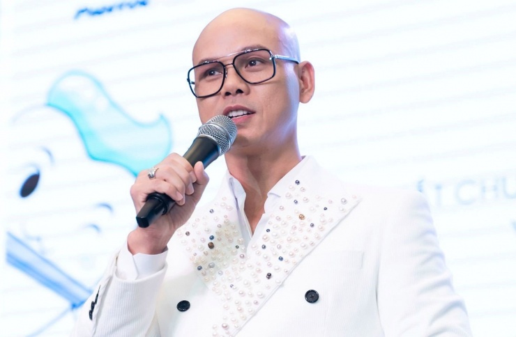 Nam ca sĩ với chiếc đầu trọc "đặc biệt" của showbiz Việt, cuộc sống ở tuổi U50 thành công, viên mãn - 1