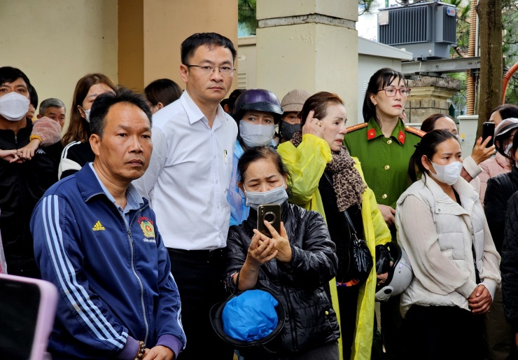 Lãnh đạo địa phương và người dân tiễn đưa các bé trong lúc đoàn xe lăn bánh. Mẹ của các bé đến thời điểm này vẫn sốc nặng, được đưa về quê trên xe cấp cứu.