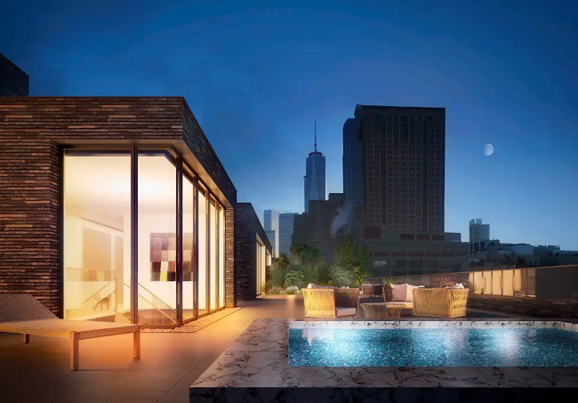 Sân thượng chính của căn penthouse nhìn ra phía tây bắc Tribeca và sông Hudson và có hồ bơi ngoài trời riêng.
