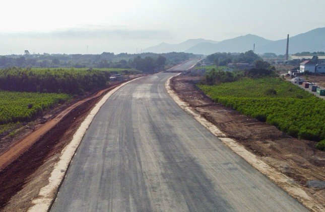 Cao tốc Biên Hòa - Vũng Tàu dự án thành phần 3 đã hoàn thiện công đoạn đắp nền đường