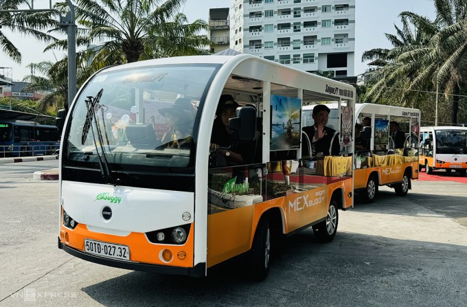 Xe điện 8 chỗ chở khách tham quan, du lịch do Saigon Public Transport vận hành ở khu vực nội đô TP HCM. Ảnh:Gia Minh