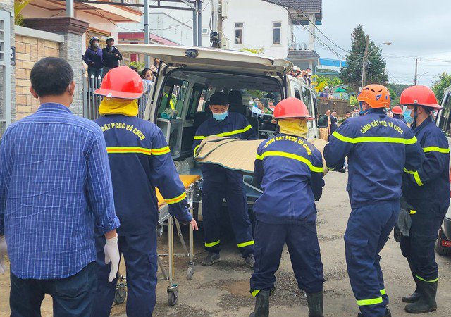 Thi thể các bé tử vong được đưa ra khỏi hiện trường.