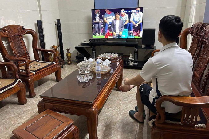 Đức Anh buộc phải xem tất cả các trận bóng đá Euro tại nhà ở Nghệ An theo yêu cầu của vợ. Ảnh: Nhân vật cung cấp