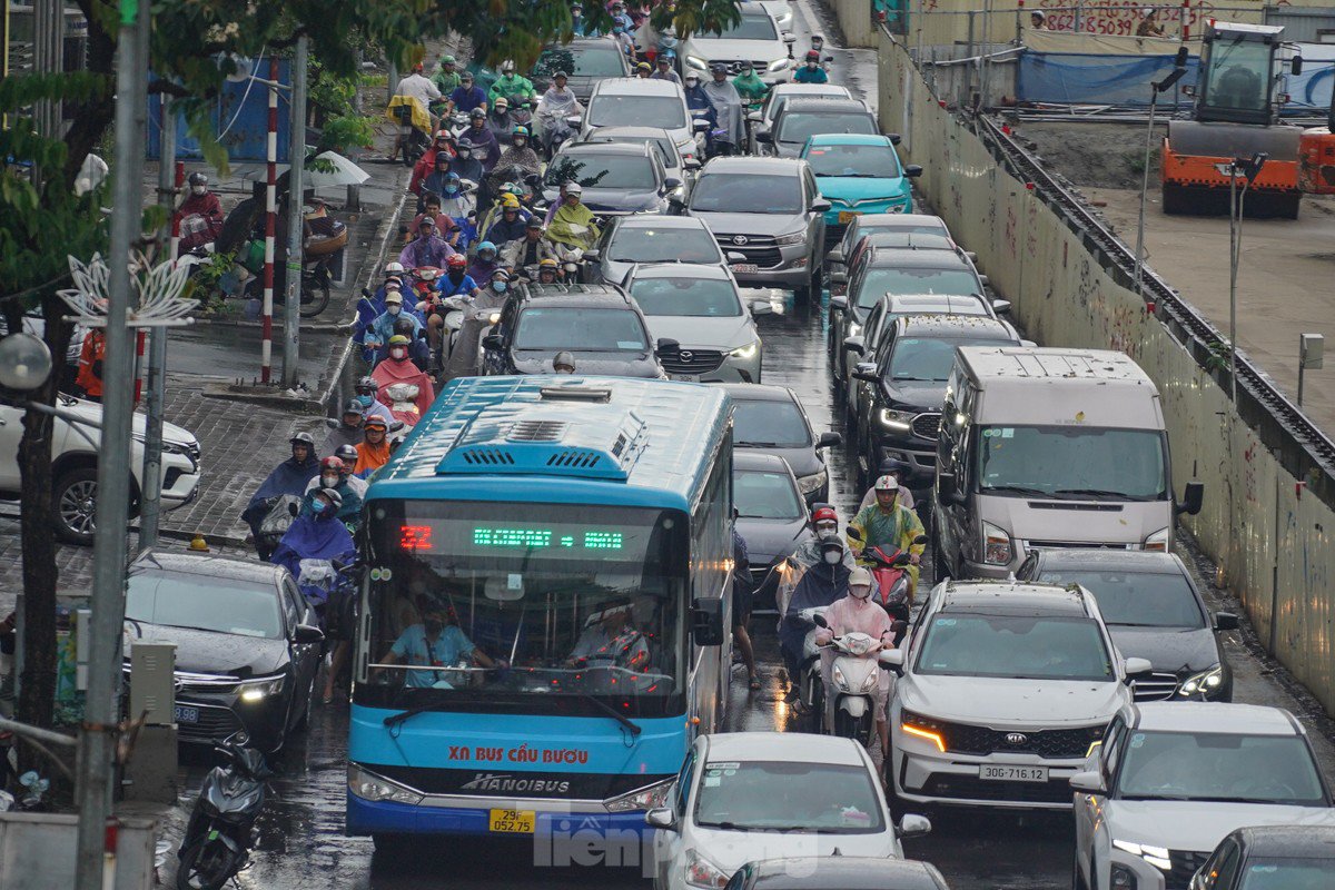 Người Hà Nội chật vật đi làm trong cơn mưa nặng hạt - 9