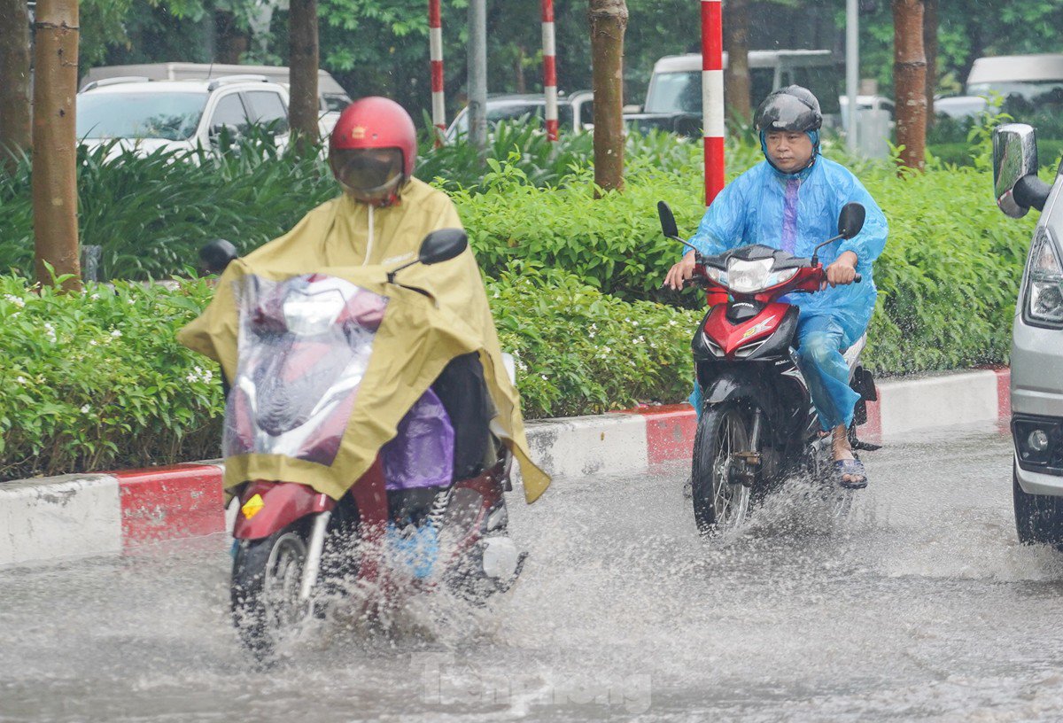 Người Hà Nội chật vật đi làm trong cơn mưa nặng hạt - 14