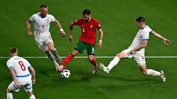 Fernandes cảm thấy khó khăn khi đá cạnh Ronaldo