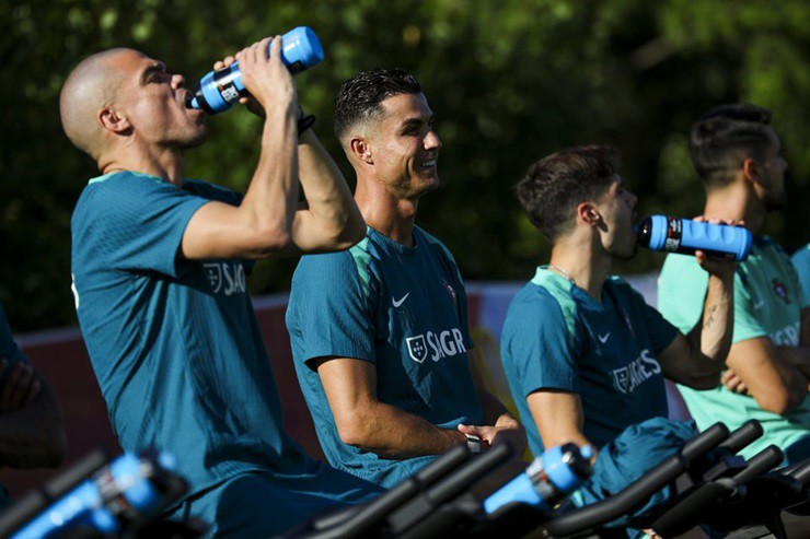 Ronaldo and Pepe did light exercises to recover after two consecutive matches