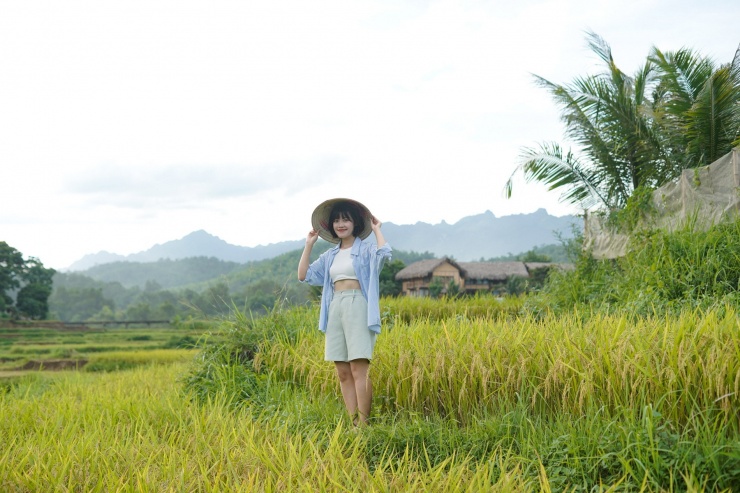 Yến đến Mai Châu vào thời điểm lúa chín vàng nên được chiêm ngưỡng cảnh sắc thiên nhiên tuyệt diệu