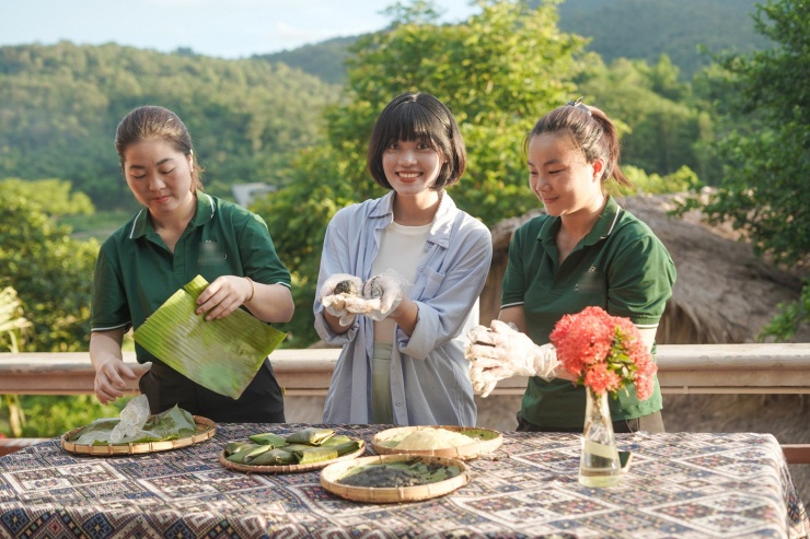 Cô gái trẻ trải nghiệm làm các món bánh truyền thống ở Mai Châu như bánh ốc, bánh gai