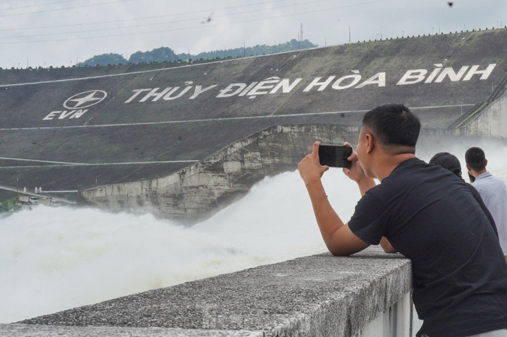 Nhiều người đến đập thủy điện Hoà Bình chụp ảnh, ngắm cảnh.