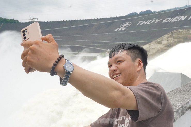 Một số người đã không ngần ngại di chuyển đến gần hơn để ghi lại những hình ảnh ấn tượng này. Anh Nguyễn Viết Tú cho biết, anh di chuyển hơn 60km từ Hà Nội đến để xem cảnh xả lũ.