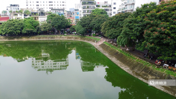 Ghi nhận của Người Đưa Tin, xung quanh hồ Ngọc Khánh có hệ thống cây xanh đem lại bóng mát, tạo cảnh quanh khu vực.
