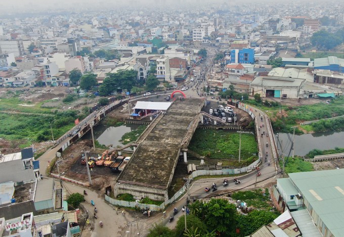 Công trình cầu Tân Kỳ - Tân Quý được thi công trở lại, tháng 6/2024. Ảnh: Gia Minh