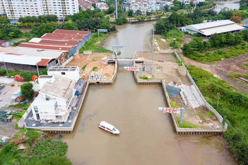 Công trình đê, kè thuộc dự án ngăn triều 10.000 tỉ đồng đang dần hoàn thiện. Ảnh: Đ.T