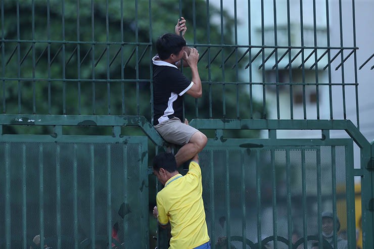 Nam Định vô địch V-League sớm, fan trèo rào vào sân ăn mừng chiến tích 39 năm - 4