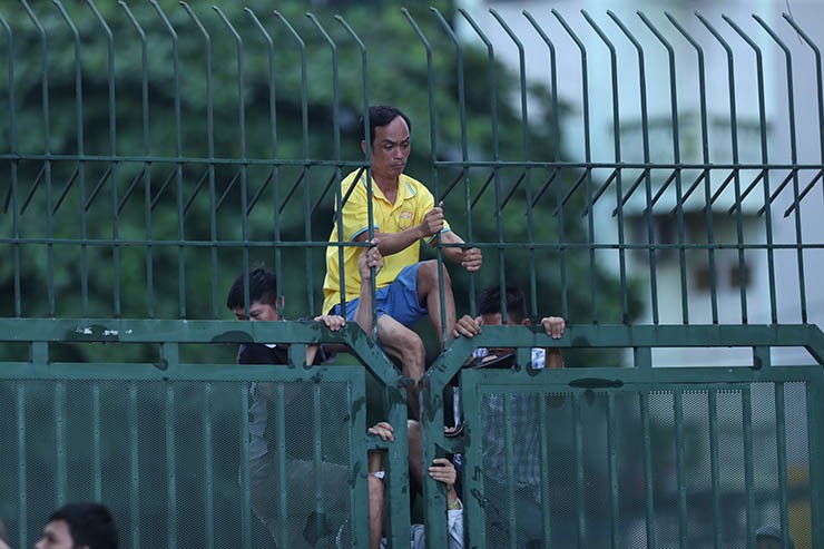 Nam Định vô địch V-League sớm, fan trèo rào vào sân ăn mừng chiến tích 39 năm - 5