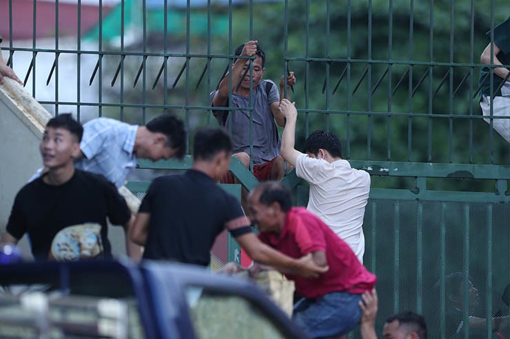 Nam Định vô địch V-League sớm, fan trèo rào vào sân ăn mừng chiến tích 39 năm - 6