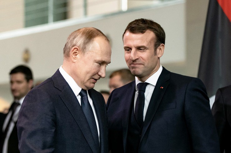 Tổng thống Nga Vladimir Putin (trái) và người đồng cấp Pháp Emmanuel Macron.