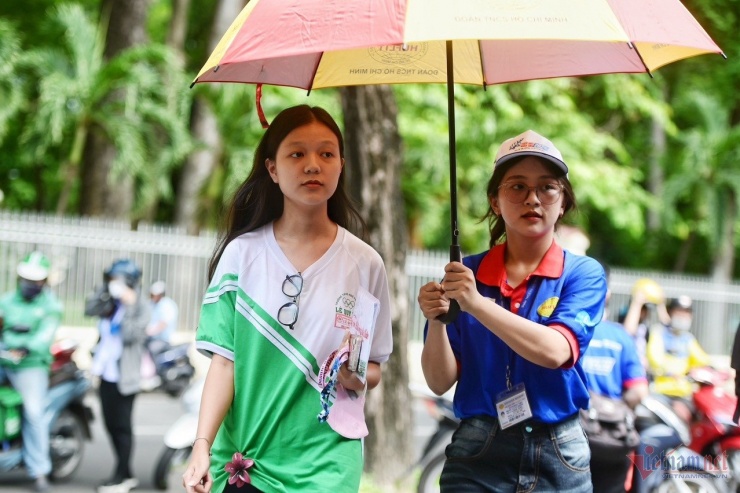 Nhiều thí sinh có mặt tại điểm thi THPT Lê Quý Đôn (quận 3, TPHCM) để làm thủ tục thi. Ảnh: Nguyễn Huế