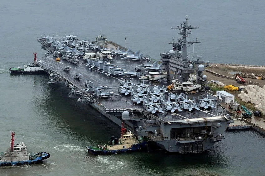 Tàu sân bay USS Theodore Roosevelt của Hải quân Mỹ đã đến Căn cứ Hải quân Busan (Hàn Quốc) sáng 22-6. Ảnh: REUTERS