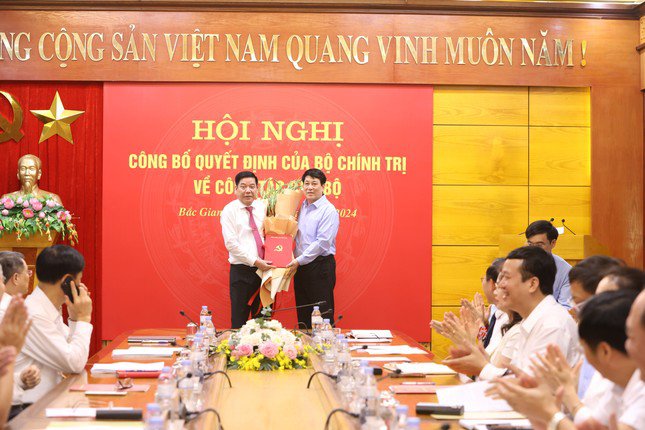 Thường trực Ban Bí thư Lương Cường (bên phải) trao quyết định và tặng hoa chúc mừng tân Bí thư Tỉnh ủy Bắc Giang Nguyễn Văn Gấu.